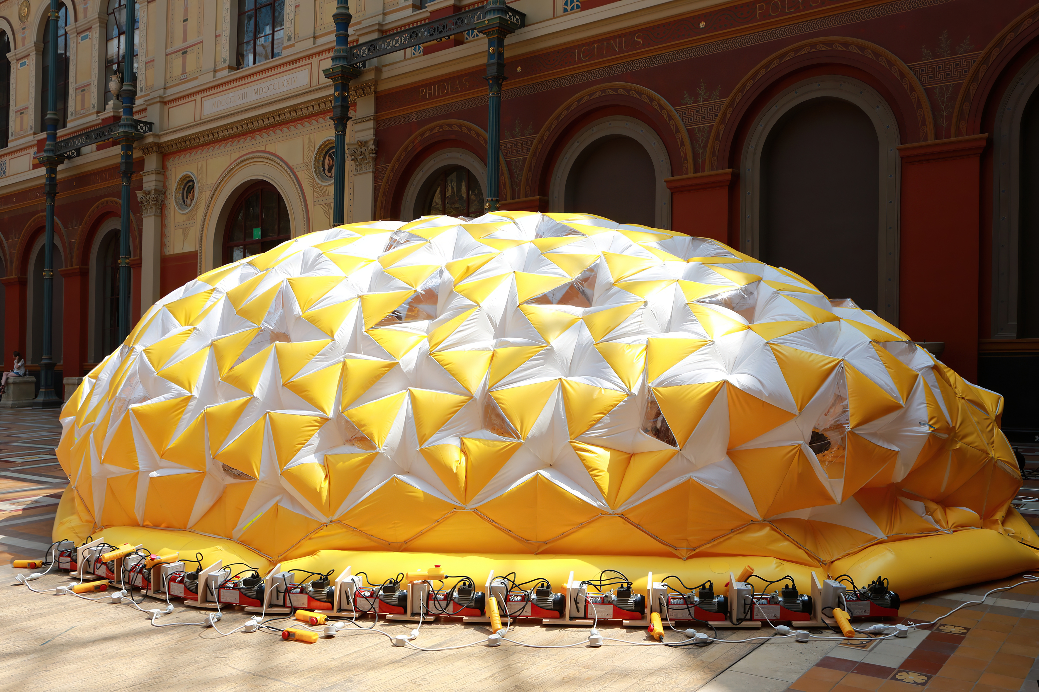 Vue générale de l'installation artistique gonflable Diodon aux Beaux-Arts de Paris en 2017